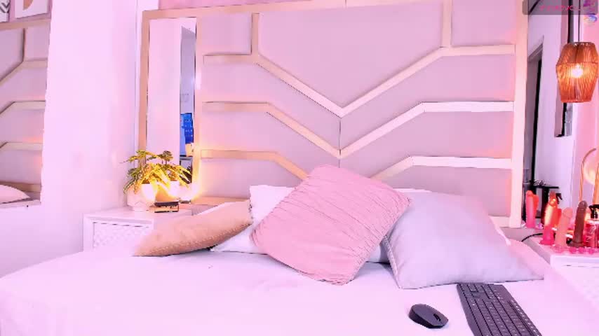 _emilycruz 🦎 naked chat