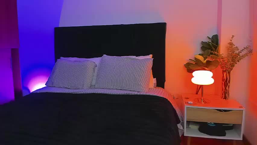 naugthymila3 🗄 naked cam chat