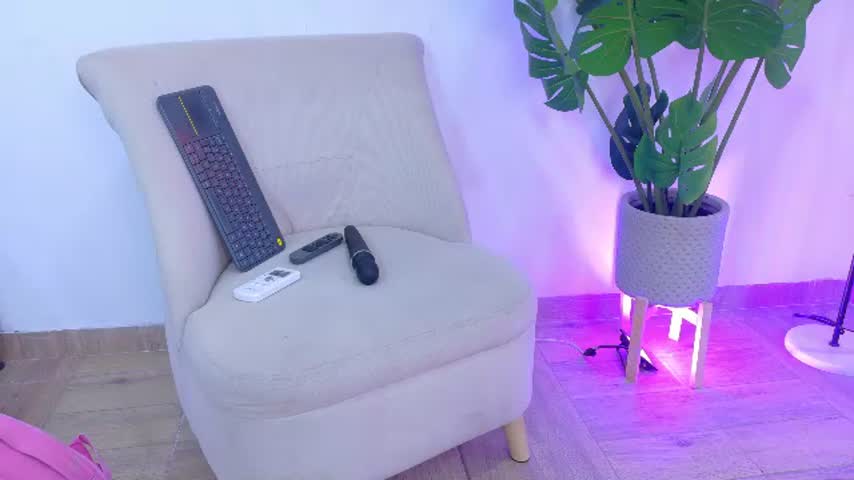 zoeypetit 🐤 adult chat